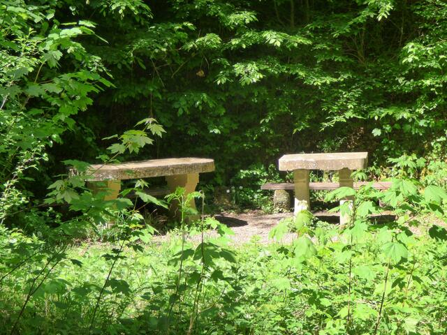Dieses schöne Plätzchen lädt den Wanderer zu einer Rast ein.