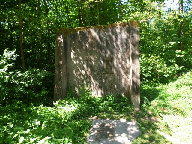 Die Gedenktafel mit den 24 Stolpersteinen davor. Sie erinnert an Mitglieder der "Réseau Alliance", die ermordet wurden.
