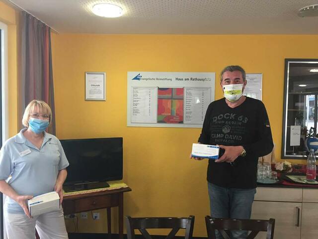 Franz Abfalder bei der Maskenübergabe an das Seniorenheim Gemmingen