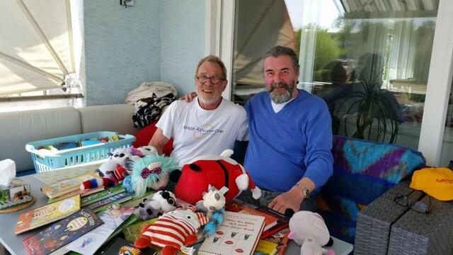 Franz Abfalder und Hans-Jochim Janik mit einem Teil der Kindergeschenke