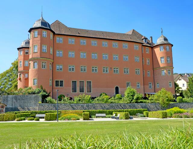 Schloss Bartenau. Ein Wahrzeichen von Künzelsau, das jeder kennt. Heute Schlossgymnasium Künzelsau.