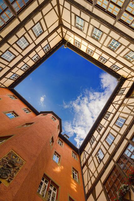 Ein Stück Himmel - der Innenhof von Schloss Bartenau in ungewöhnlicher Perspektive. Heute Schlossgymnasium Künzelsau (Semi).