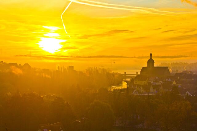 Goldender Sonnenaufgang über Lauffen