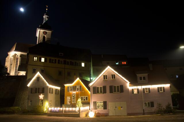 Weihnachtsbeleuchtung am Künstlerhaus und Regiswindiskirche