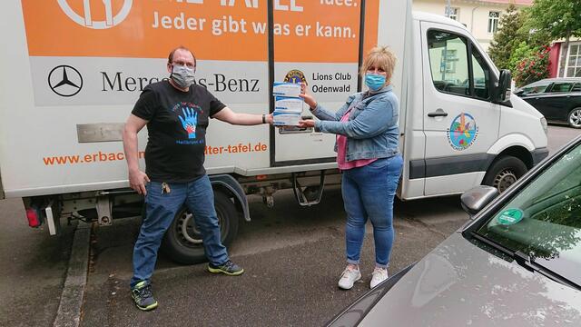 Michael Roll übergibt die Masken an die Tafel Heilbronn