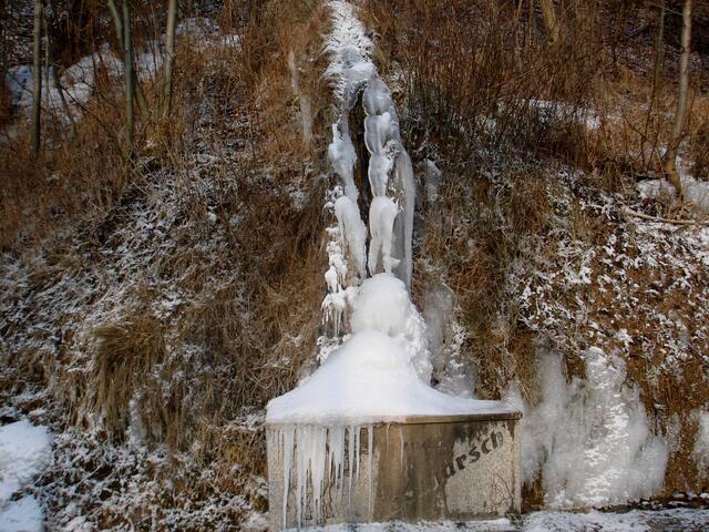 Kalkablagerungen an einem Wasserlauf im Winter, Kuharsch genannt