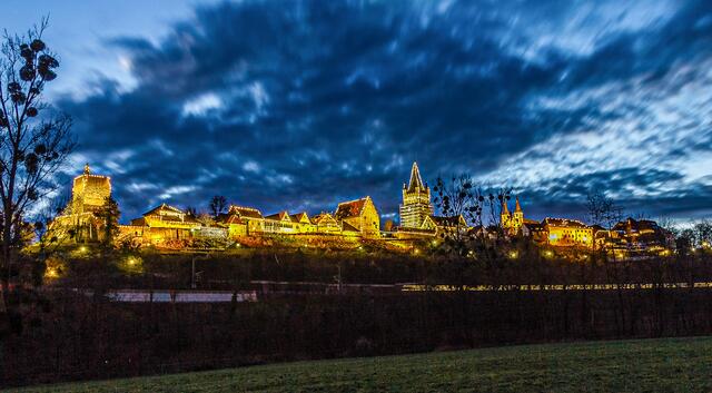Und ein Zug rauscht durch die Nacht.