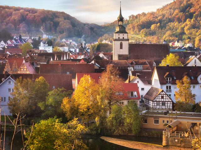 Blick auf Künzelsau mit der Johanneskirche und dem alten Rathaus. Die Johanneskirche ist das älteste Gotteshaus der Stadt.