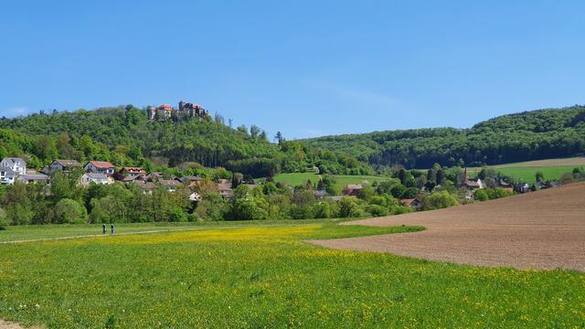 Künzelsau-Kocherstetten im weiten Kochertal mit Schloss Stetten