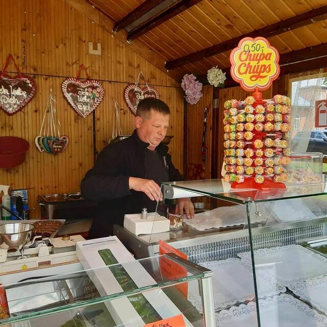 Timo Zöllner beim Einrichten seines Volksfestständles