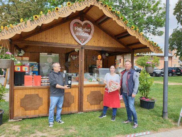 FDP-Kreisrat Michel Schenk überreicht ein kleines Weinpräsent an das Ehepaar Zöllner