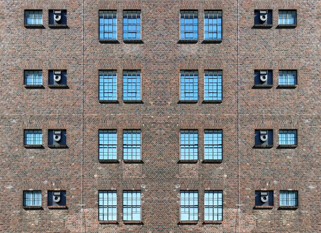 Zu welchem bekannten Gebäude gehört diese Fassade und was stimmt an dem Bild nicht?