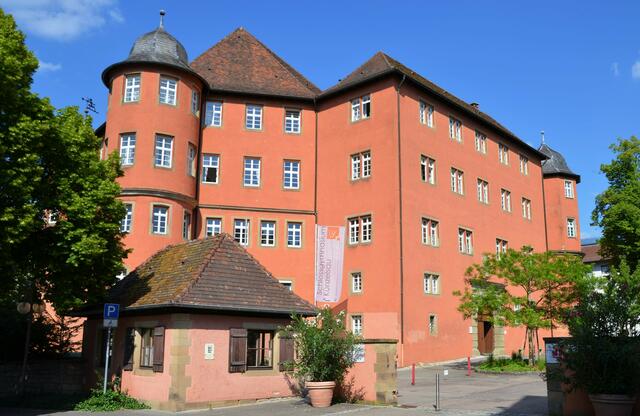 Schloss Bartenau, einst Residenzschloss der Hohenloher, heute Schlossgymnasium
