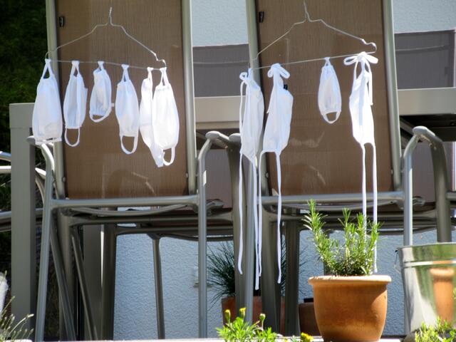 Das ist nun ein Bild der Zeit. Corona-Masken beim Trocknen auf der Terrasse in Markgröningen
