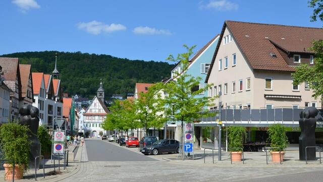 Die obere Hauptstraße mit Bachlauf und dem alten Rathaus