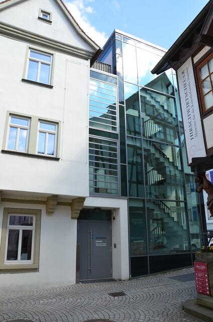 Die Hirschwirtscheuer/Museum der Künstlerfamilie Sommer spiegelt sich im Glasanbau des Stadtmuseums