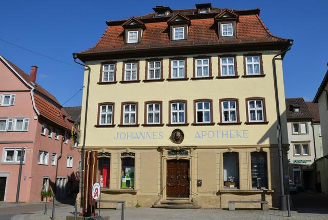 Ein schmuckes Bürgerhaus im Rokokostil, die heutige Johannesapotheke