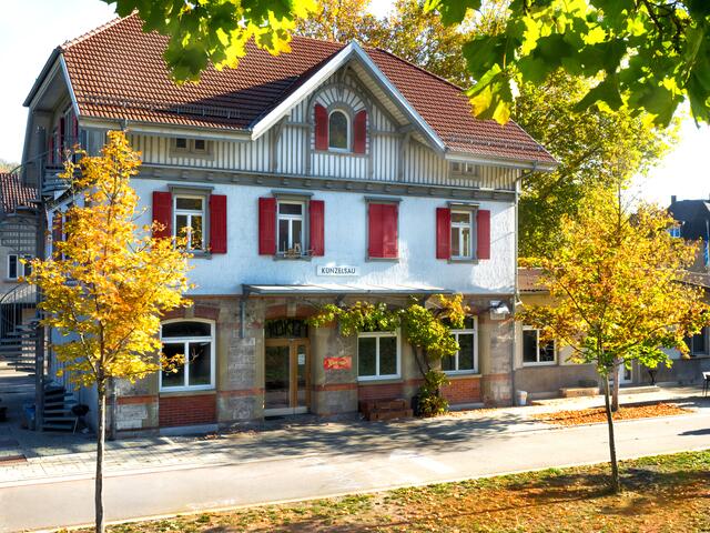 Der alte Bahnhof in Künzelsau beherbergt heute einen Jugendtreff und eine Gaststätte
