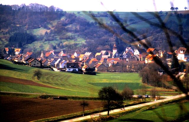 Crispenhofen, eingebettet ins Langenbachtal