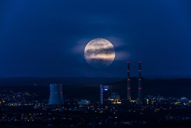 Manchmal auch in den Himmel schauen... -  Kleiner Supermond vom 07.05.20 über Heilbronn und seinem ENBW-Kraftwerk