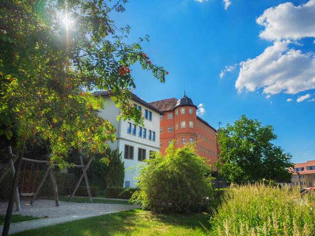 Unterhalb von Schloss Bartenau führt ein Rundweg vorbei an einem schön angelegten Kinderspielplatz.