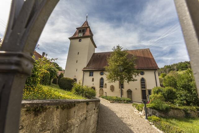 Blick durch's Eingangstor zur Evangelischen Kirche in Crispenhofen