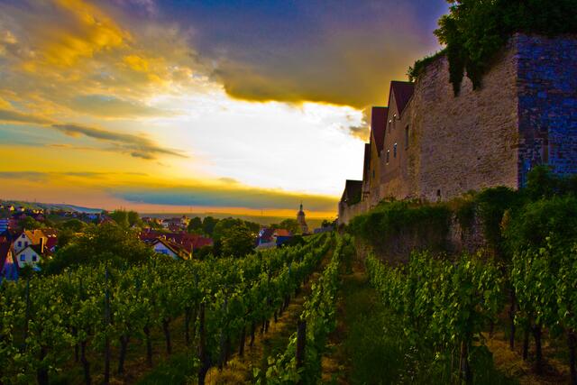Dramtik am Abend vor der Stadtmauer