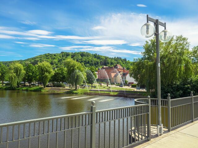 Von der Kocherbrücke aus fällt der Blick auf die schöne Uferpromenade.