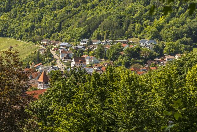 Ortskern Weißbach mit Turm der evangelischen Kirche