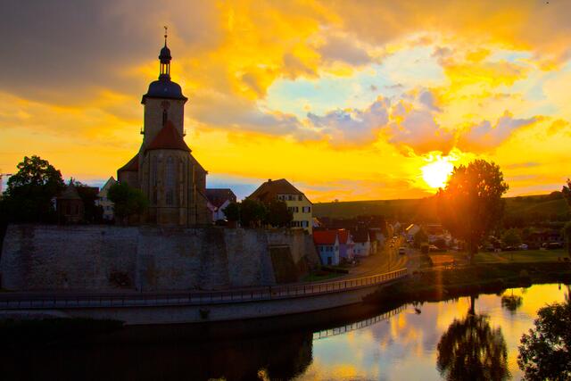 Der Himmel brennt über der Regiswindiskirche
