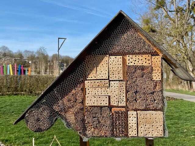 Das Bienenhotel hat wo? geöffnet?
