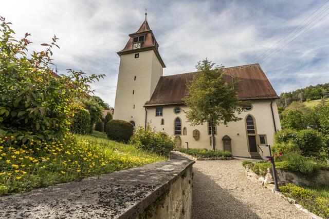 Garten mit Fußweg zur Evangelischen Kirche Crispenhofen