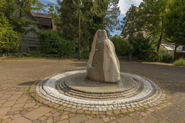 Brunnen in der Ortsmitte Crispenhofen