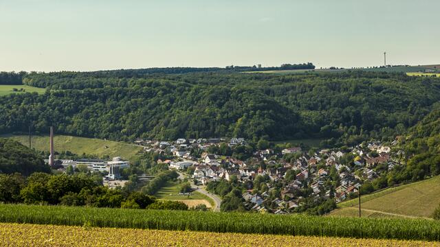 Idyllisch im Kochertal gelegenes Weißbach mit Fa. Hornschuch