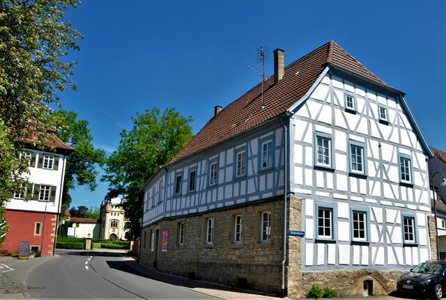 Schönes Fachwerkhaus an der Straße zur Götzenburg