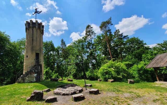 Der 1488 erbaute Wartbergturm mit heutiger Grillstelle