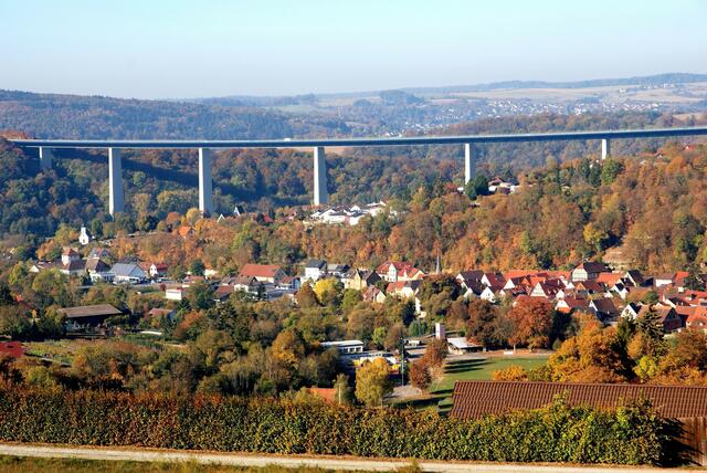 Widdern mit der Jagsttalbrücke der A 81