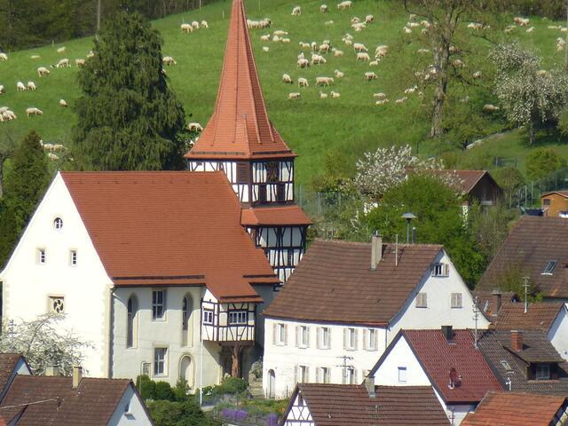 In Kocherstetten ist die Kirche noch im Dorf - und ganz nah an der Natur!