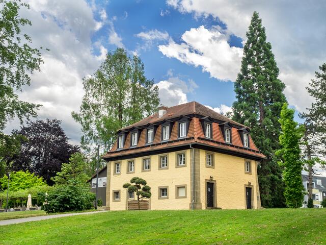 Historisches Verwaltungsgebäude im Hofgarten