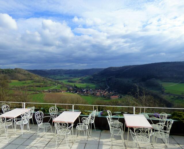 Bächlingen liegt Langenburg zu Füßen - tief unten im Tal