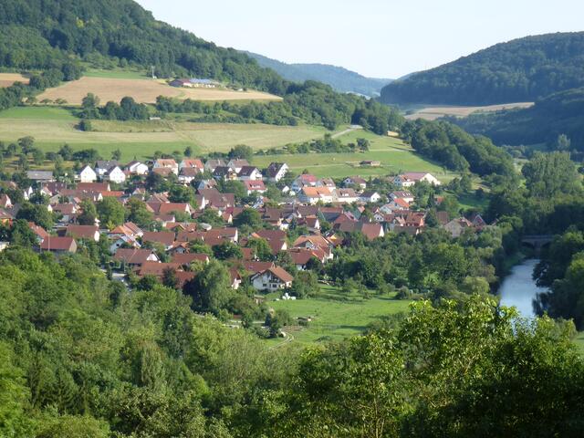Blick auf das idyllisch am Kocherknie gelegene Kocherstetten