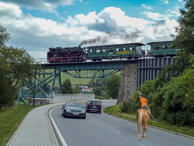 "Verbesserte Fälschung" , die Fehler (zu helle Reiterin, fehlender Schatten bei den Autos) habe ich erst durch die Kommentare registriert.