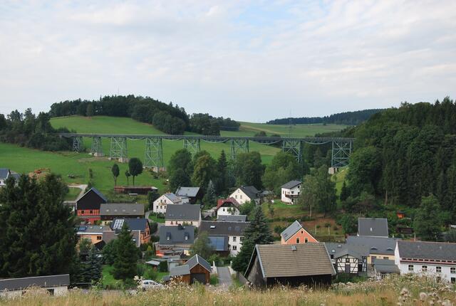 Das ist Markersbach im Erzgebirge, 2013, den Zug habe ich an einer andere Stelle per Zufall erwischt.