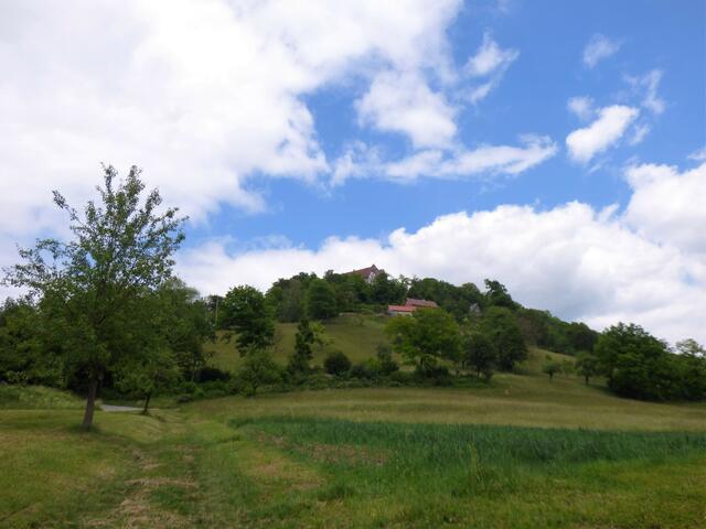 Schloss Tierberg bei Braunsbach. Es wurde unter dem Pseudonym "Schloss Schweigen" durch den Roman "Die Heilige und ihr Narr" von Agnes Günther bekannt.