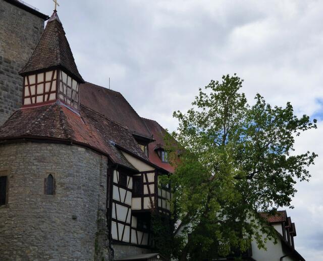 Trutzige Mauern und hübsche Fachwerkbauten auf Schloss Stetten
