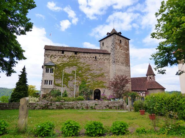 Die imposante romanische Schildmauer mit der Schlosskapelle