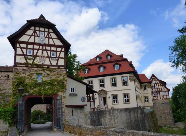 Das Fachwerktorhaus - Eingang zur Burganlage und dem Barockschloss