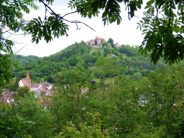 Hoch thront Schloss Stetten über dem hübschen Ort Kocherstetten
