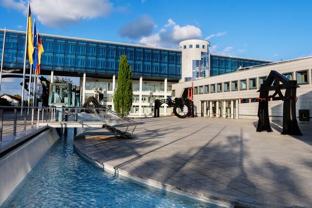 Blick auf das moderne Verwaltungsgebäude der Fa. Würth, in dem auch ein Musuem untergebracht ist.