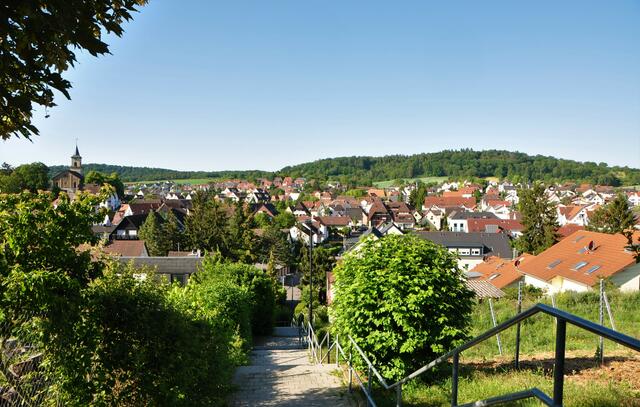 Stäffele Weg mit Blick auf die Ev. Veitskirche